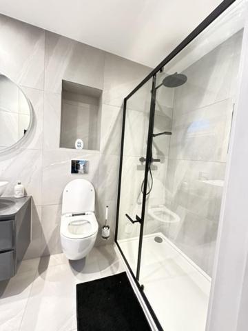 Large 4br With 4en-suite Bath Family House In Canary Wharf