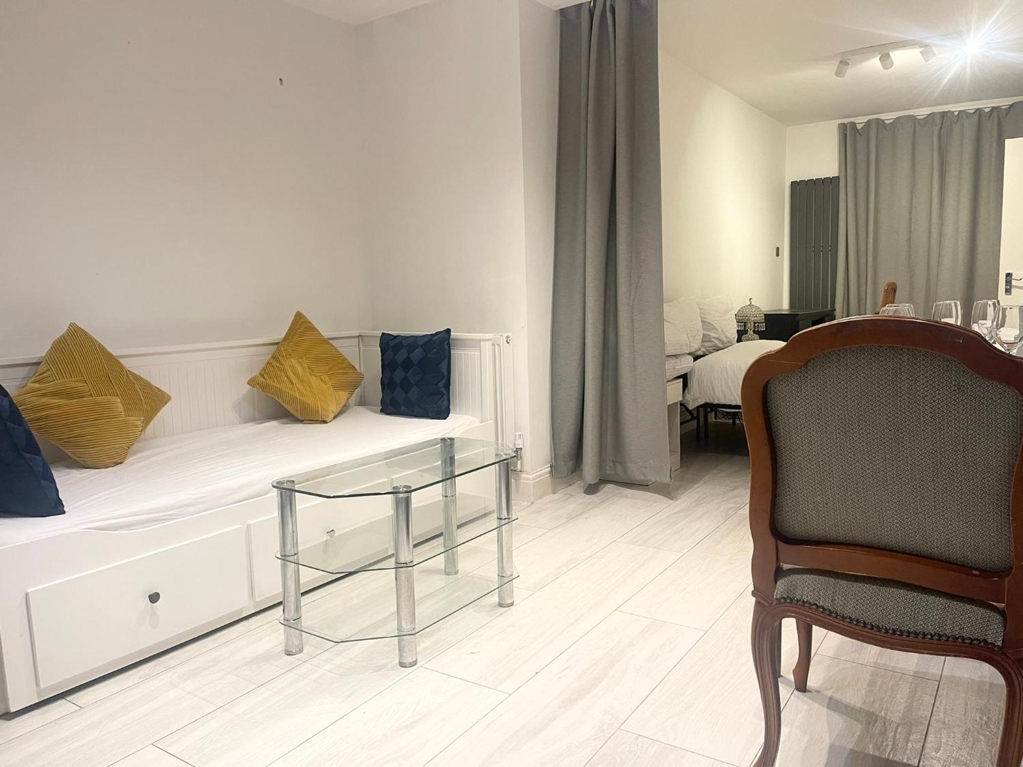 Apartment Large 4br With 4en-suite Bath Family House In Canary Wharf London