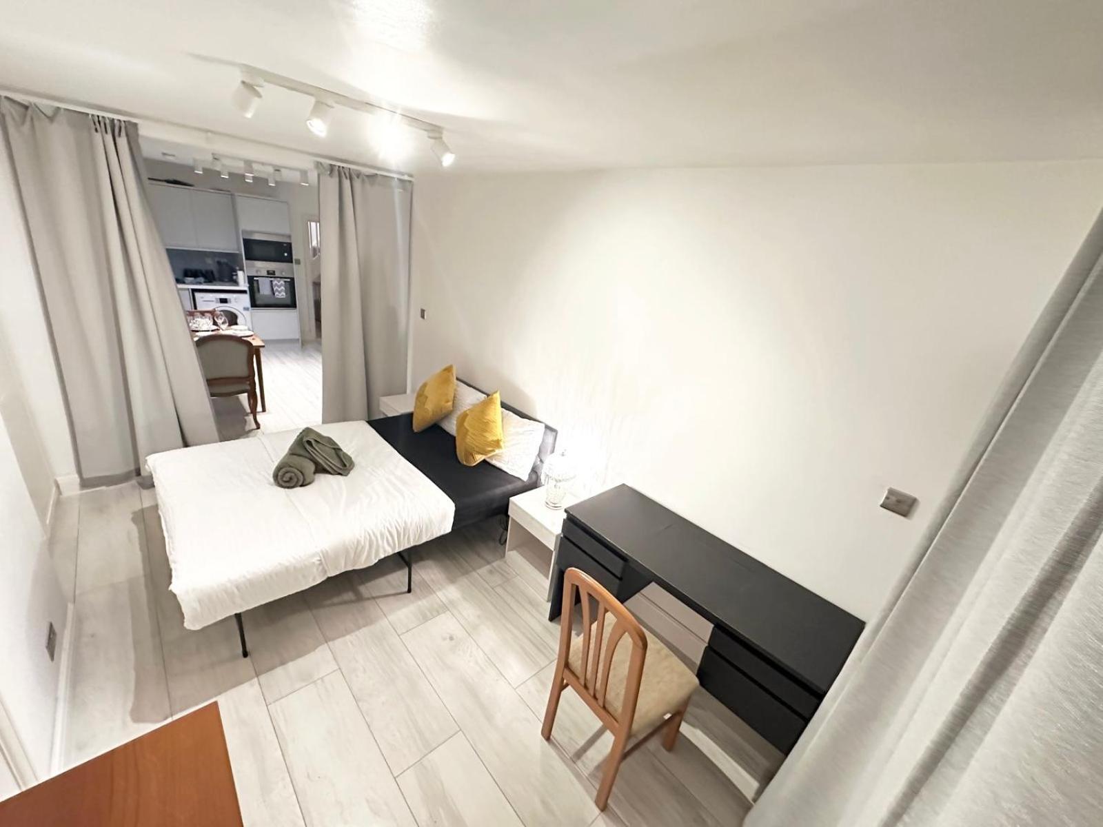 Large 4br With 4en-suite Bath Family House In Canary Wharf Apartment *