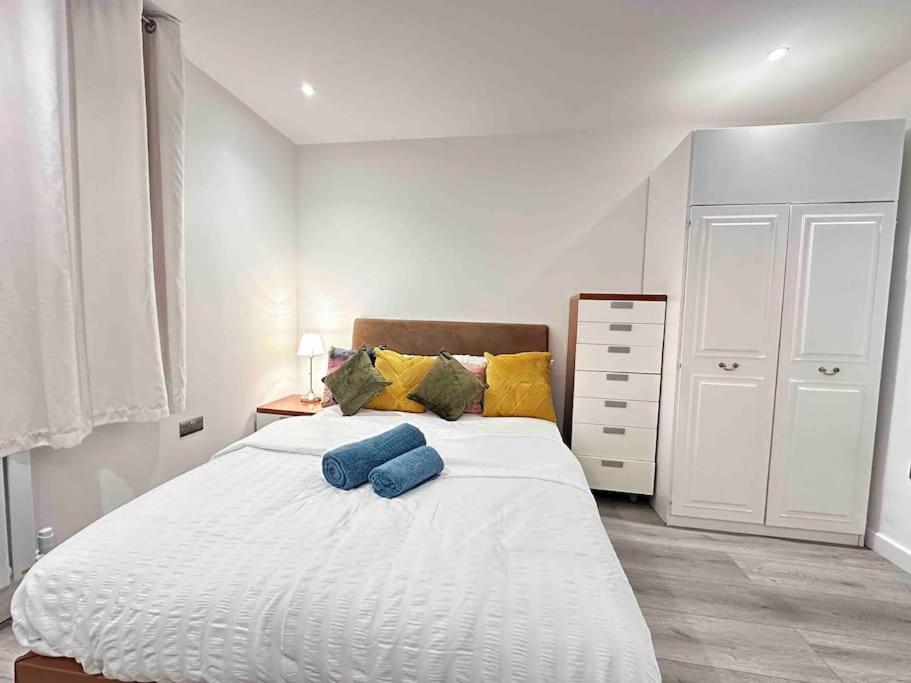 Apartment Large 4br With 4en-suite Bath Family House In Canary Wharf London