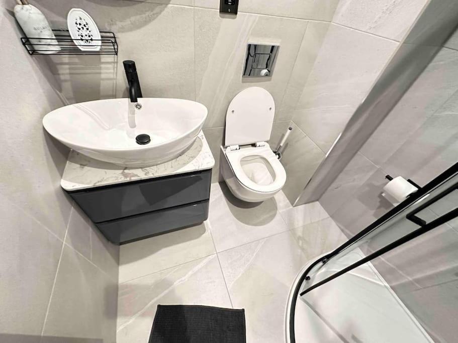 Large 4br With 4en-suite Bath Family House In Canary Wharf Apartment London