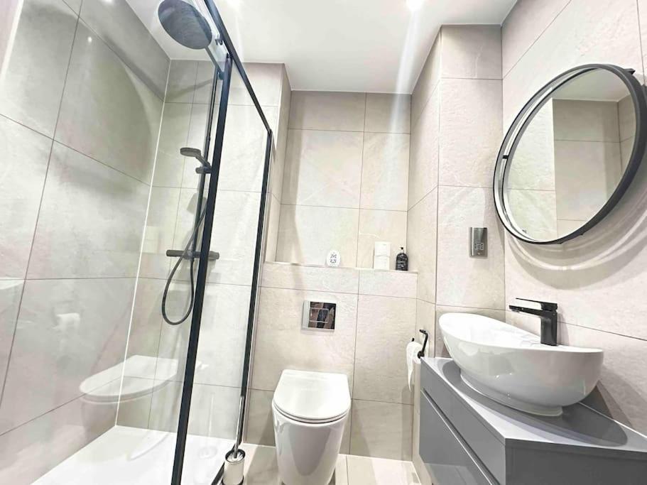 Apartment Large 4br With 4en-suite Bath Family House In Canary Wharf London