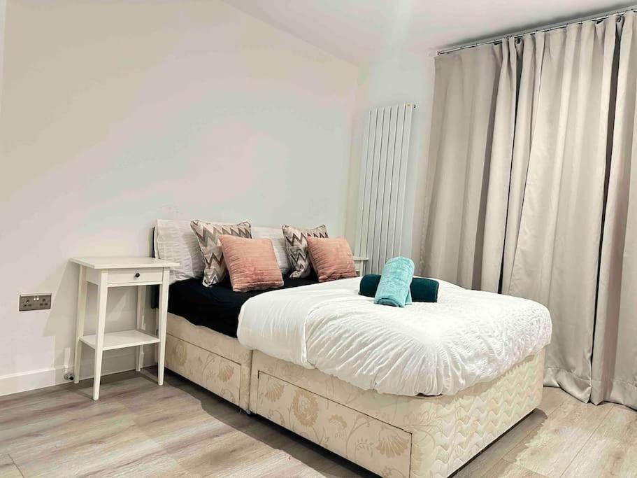 Apartment Large 4br With 4en-suite Bath Family House In Canary Wharf London