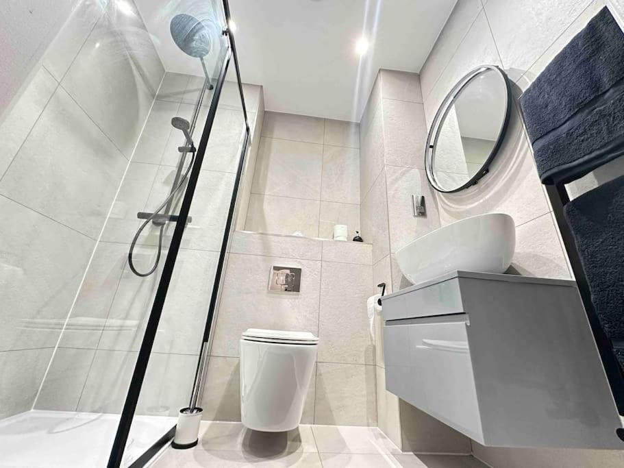 Apartment Large 4br With 4en-suite Bath Family House In Canary Wharf London