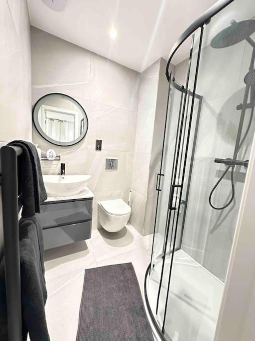 Large 4br With 4en-suite Bath Family House In Canary Wharf Apartment London
