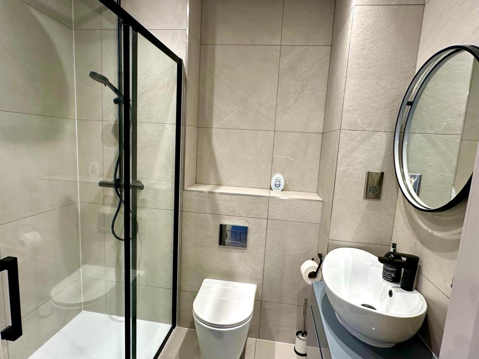 Large 4br With 4en-suite Bath Family House In Canary Wharf Apartment London